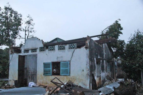 Một trong số nhiều ngôi nhà bị sập tường.