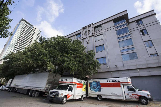 Các xe tải lớn đậu bên ngoài lãnh sự quán Trung Quốc ở Houston để chuyển đồ ra khỏi đây. (Ảnh: Houston Chronicle)