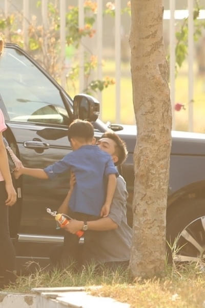 Trước khi ra về, Cường Đô la không quên ôm hôn Subeo rất tình cảm. Ảnh: internet.