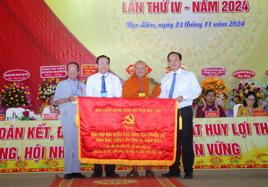 Ông Huỳnh Quốc Việt - Phó Bí thư Thường trực Tỉnh ủy Bạc Liêu (bên phải) trao bức trướng của Ban Chấp hành Đảng bộ tỉnh tặng Đại hội dân tộc thiểu số với chủ đề “Các dân tộc đoàn kết, đổi mới, sáng tạo phát huy lợi thế, tiềm năng, hội nhập và phát triển bền vững”.