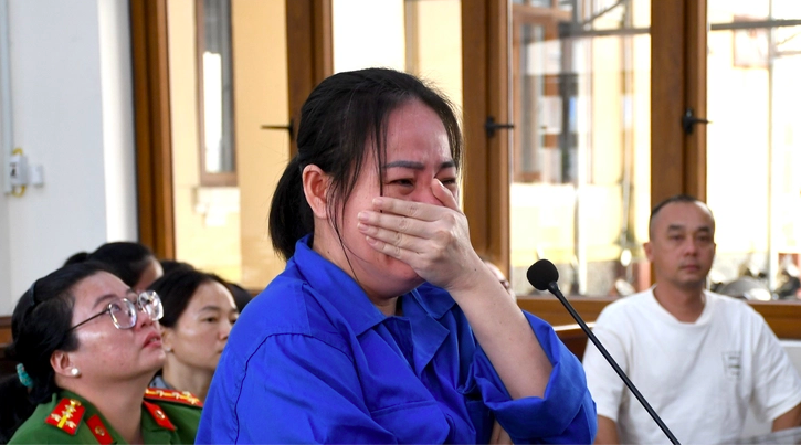 Tuyên án tử hình bị cáo dùng xyanua đầu độc 4 người thân trong gia đình - Ảnh 1. Bị cáo Bích bật khóc khi nghe mức án - Ảnh: HÀ MI