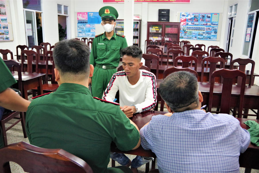 Lực lượng BĐBP Bà Rịa – Vũng Tàu lấy lời khai đối tượng Phan Trung Chánh.