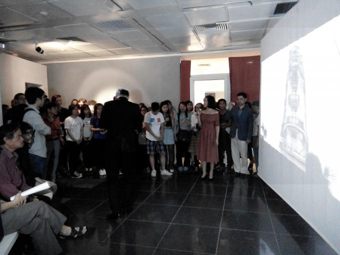 Triển lãm "SLAM Thơ" thu hút rất nhiều người yêu thơ tới tham gia.