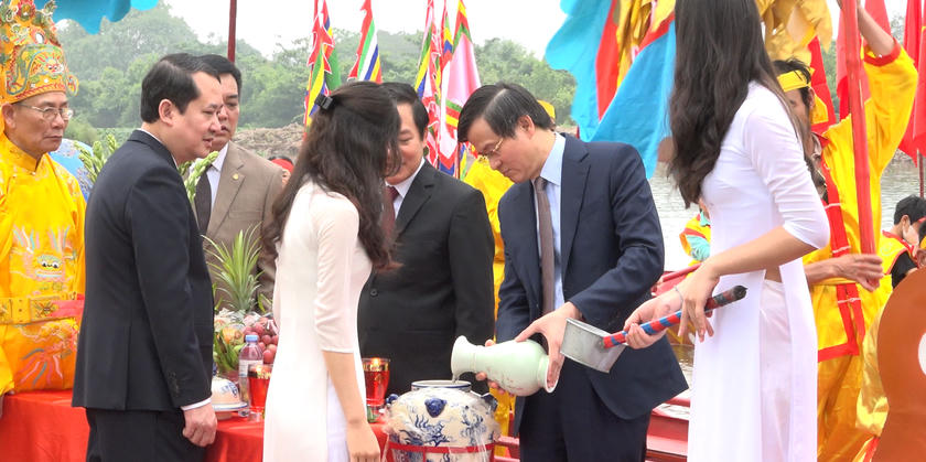 Bí thư Tỉnh ủy Ninh Bình Đoàn Minh Huấn một nghi thức quan trọng tại Lễ rước nước.