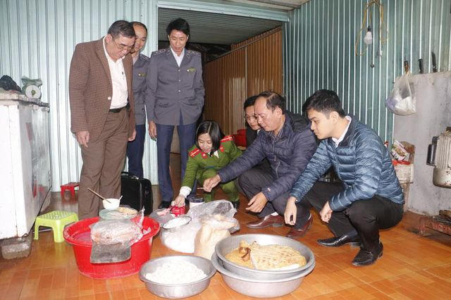 10kg giò và 10 kg chả đều dương tính với hàn the được phát hiện tại cơ sở của bà Bùi Thị Thủy ở thị trấn Đức Thọ