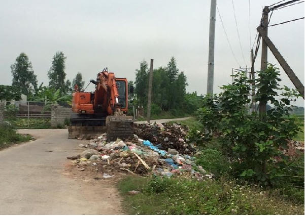 Công tác thu gom rác thải đã được tiến hành sau khi Phapluatlus phản ánh