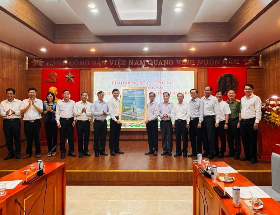 Chủ tịch UBND tỉnh Khánh Hoà Nguyễn Tấn Tuân tặng quà cho đoàn công tác tỉnh Đồng Nai.