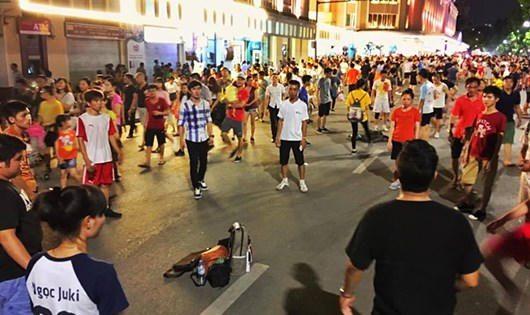 Bạn trẻ tập trung đá cầu.