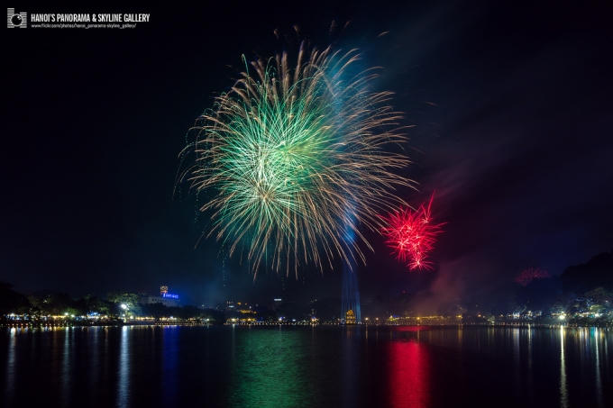 Lung linh sắc m&agrave;u ph&aacute;o hoa tại Hồ Gươm