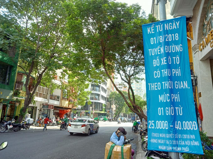 Đường Đ&ocirc;ng Du đoạn giao cắt với Hai B&agrave; Trưng kh&ocirc;ng c&oacute; xe &ocirc; t&ocirc; đậu dưới l&ograve;ng đường. Khu vực tập trung xe hướng về ph&iacute;a Đ&ocirc;ng Du giao Đồng Khởi, trước cửa kh&aacute;ch sạn Sheraton S&agrave;i G&ograve;n.