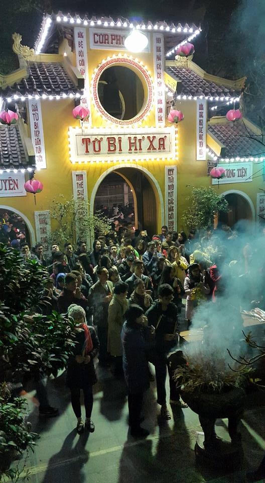 2h sáng nhưng các phật tửi đi lễ ngày càng đông. (ảnh: Minh Long).