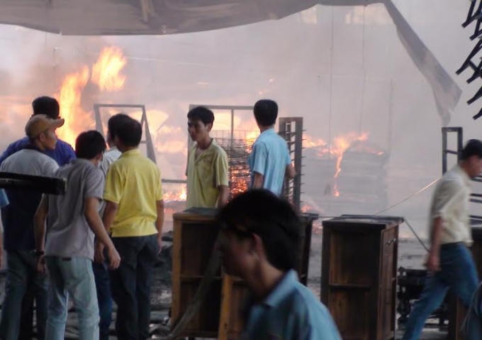 Vụ cháy làm hàng trăm người hoảng loạn tháo chạy