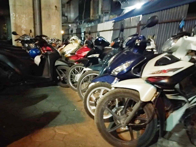 Khu đất trống dưới gầm cầu đường sắt Cát Linh - Hà Đông đoạn gần khu đô thị Royal City bị chiếm dụng làm bãi bãi gửi xe trai phép. Bãi trông xe tư nhân ngang nhiên treo biển quảng cáo, chào mời khách.