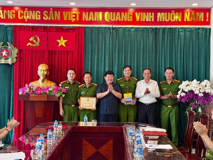 Công an phường Tây Hồ được lãnh đạo khen thưởng đột xuất vì thành tích xuất sắc trong việc thu giữ số lượng ma tuý lớn
