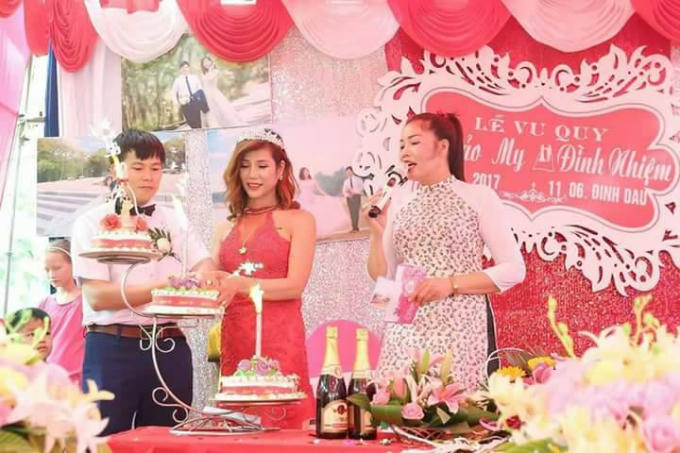 Cô dâu và chú rể hạnh phúc cắt bánh cưới