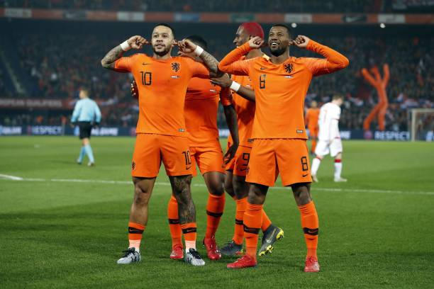 Memphis Depay ghi bàn mở tỉ số từ rất sớm.