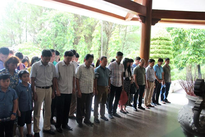 Đoàn công tác nghiêng mình tưởng nhớ công ơn của các anh hùng liệt sỹ đã hy sinh vì độc lập tự do của Tổ quốc.