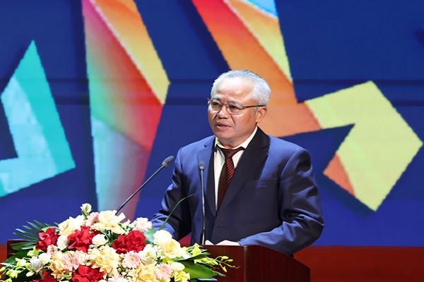 Tiến sĩ, Nhà viết kịch Nguyễn Đăng Chương, Phó Chủ tịch Hội Nghệ sĩ Sân khấu Việt Nam, Chủ tịch Hội đồng giám khảo phát biểu tổng kết Liên hoan.