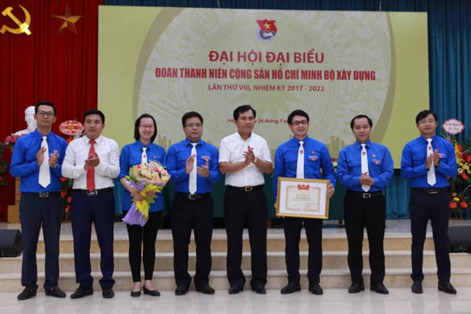 Đồng chí Lê Quang Hùng và đồng chí Nguyễn Hữu Ngọc trao Bằng khen của Trung ương Đoàn TNCS Hồ Chí Minh cho Ban Thường vụ Đoàn Thanh niên Bộ Xây dựng.