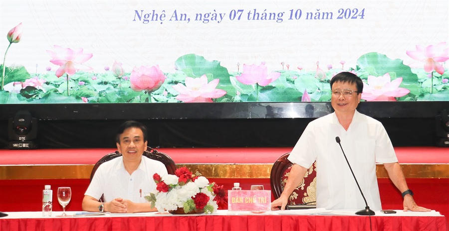 Phó Chủ tịch UBND tỉnh Nghệ An Bùi Đình Long (đứng) mong muốn các cơ quan báo chí, các phóng viên thường trú tiếp tục phối hợp, đồng hành cùng tỉnh trong quá trình phát triển.