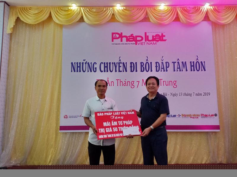 Phó Tổng biên tập thường trực Báo Pháp luật Việt Nam Đặng Ngọc Luyến tặng mái ấm tư pháp cho ông Hồ Văn Lập.