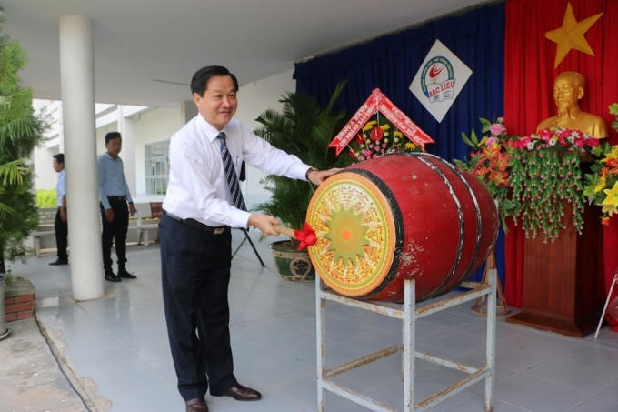 Ông Lê Minh Khái, Ủy viên Ban chấp hành Trung Ương Đảng, Bí thư Tỉnh ủy đánh trống chào mừng năm học mới. (Ảnh: Nguyên Hoàng)