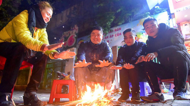 Những miếng gỗ vụn được tận dụng để đốt lửa để sưởi ấm.