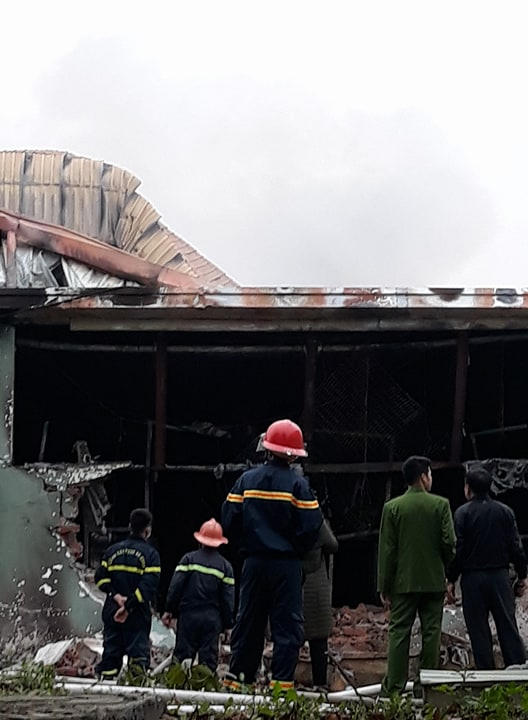 Đến 10h30' cùng ngày, đám cháy vẫn chưa được dập tắt (Ảnh: Đào Tấn)