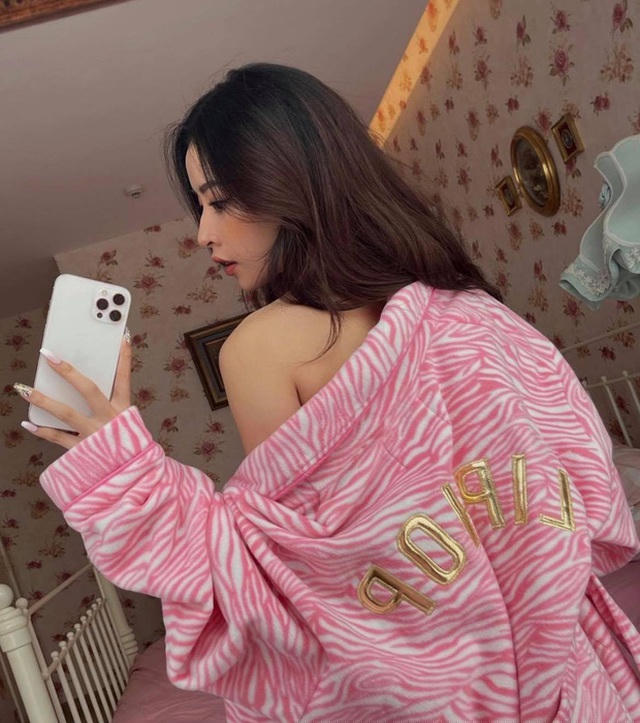 Dù chỉ có một mình với chiếc điện thoại để selfie nhưng Chi Pu rất biết cách tạo dáng gợi cảm, khoe ra thân hình nóng bỏng, săn chắc trong bộ đồ bơi và chiếc áo choàng tắm có màu sắc khá