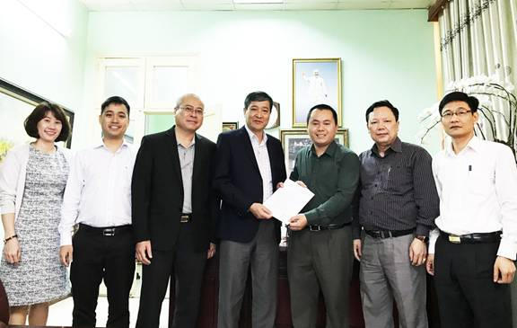 Ông Nguyễn Anh Dũng, Tổng biên tập Báo Xây dựng trao quyết định bổ nhiệm Trưởng Ban Báo điện tử Xây dựng cho ông Vũ Thường Chiến.