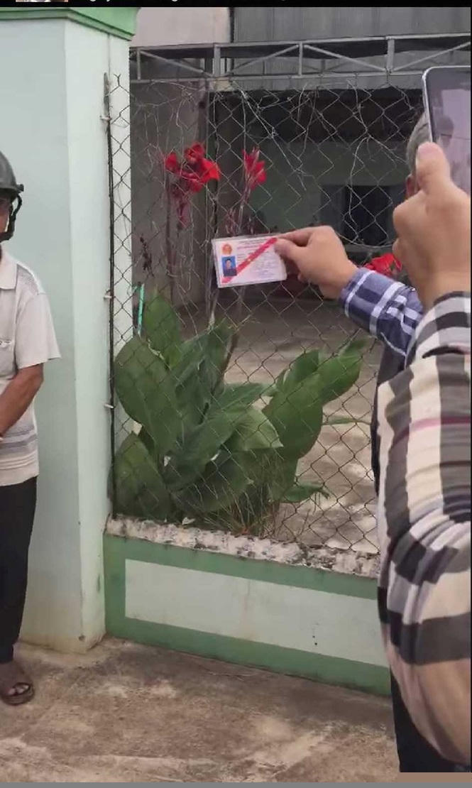 Thẻ kiểm sát ông An mang theo trong người. Ảnh: Tân Châu