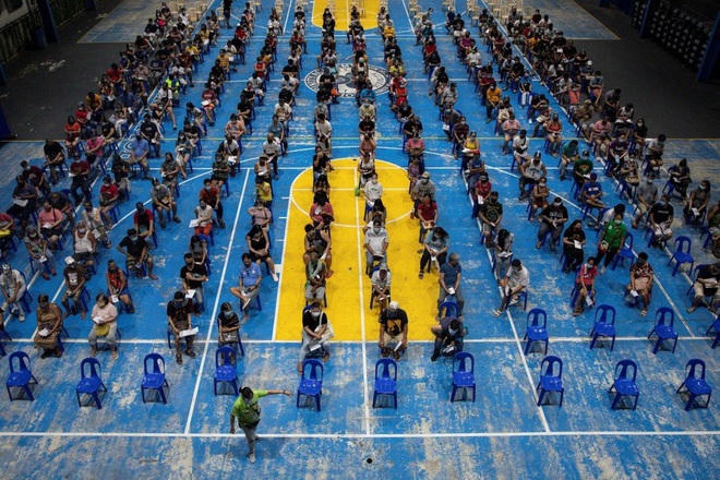 Người dân ở Manila, Philippines xếp hàng chờ tiêm chủng vắc xin ngừa Covid-19 (Ảnh: Reuters).