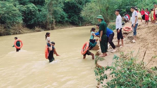 Điện Bi&ecirc;n: Bộ đội bi&ecirc;n ph&ograve;ng kiệu trẻ em băng suối s&acirc;u đến trường