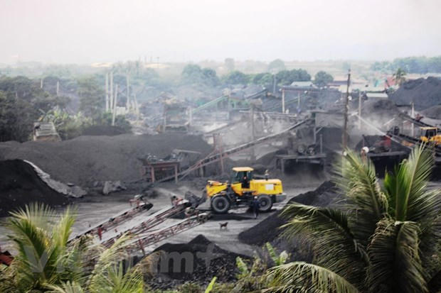 Nếu người quản lý không muốn quản lý, hoặc buông lỏng quản lý thì “cuộc chiến chống than lậu” sẽ chẳng bao giờ kết thúc. (Ảnh: P.V/Vietnam+)