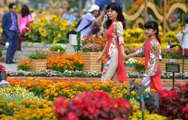 Xuyên suốt trên đường hoa là các đại tiểu cảnh thể hiện sự đoàn kết, chung sức với những giỏ hoa, chậu hoa đa sắc, đa dạng được bố trí theo cụm, bổ sung hài hòa