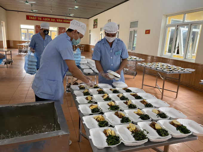 Từng bữa ăn của người bị cách ly luôn được các chiến sỹ phục vụ tận tỉnh, chu đáo.