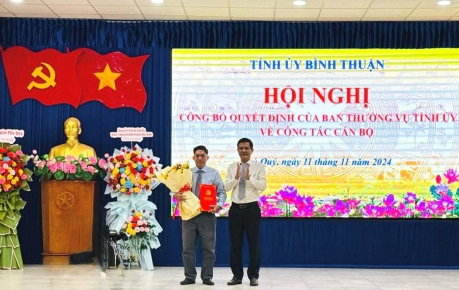 Ông Nguyễn Thanh Nam, Trưởng Ban tổ chức Tỉnh ủy Bình Thuận (bên trái) trao Quyết định và chúc mừng ông Nguyễn Quốc Thắng. Ảnh: QT