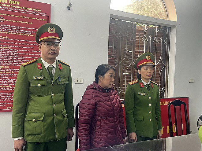 Phòng Cảnh sát kinh tế, Công an tỉnh Hà Giang thi hành lệnh bắt đối với Nguyễn Thị Hoà. (Ảnh: Công an Hà Giang).