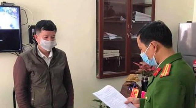 Cơ quan công an đọc các Quyết định khởi tố, và thi hành Lệnh bắt bị can để tạm giam đối với Lường Văn Thuật (Ảnh: Công an Sơn La).