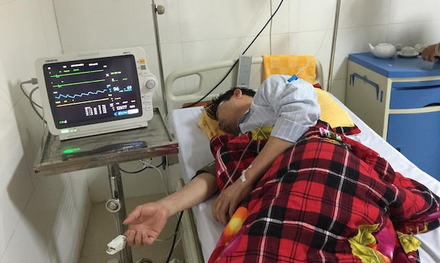 Hiện ông Phú đang phải tiếp tục nằm viện để điều trị lâu dài. Bệnh tình của ông Phú khá nặng và cũng khó qua khỏi. Nếu có vượt qua được lần này thì ông Phú chắc cũng phải sống đời thực vật.