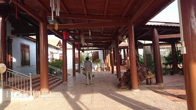 Một lối đi dẫn vào công trình phụ bên phải cũng toàn gỗ to.