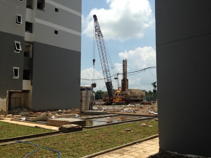 Công trường thi công đầy máy móc tại HQC Plaza.