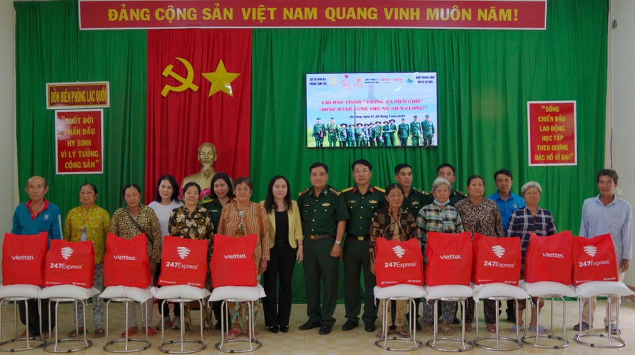 Tặng quà cho các hội viên phụ nữ có hoàn cảnh khó khăn