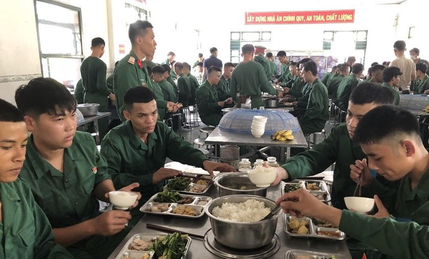 Bữa cơm đầu tiên trong quân ngũ.