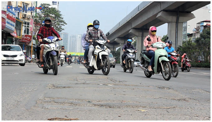 Những đoạn đường mấp mô đã trở thành đặc trưng của con đường này.
