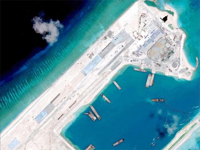 Trung Quốc xây đảo nhân tạo trái phép trên Biển Đông. (Ảnh: Reuters)