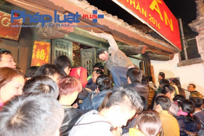 Đè đầu cưỡi cổ nhau để vào bên trong.