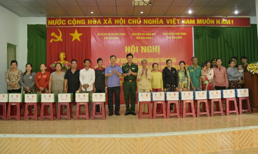 Lãnh đạo Bộ đội Biên phòng, Viện Kiểm sát nhân dân tỉnh Kiên Giang trao quà cho bà con tại buổi họp dân.