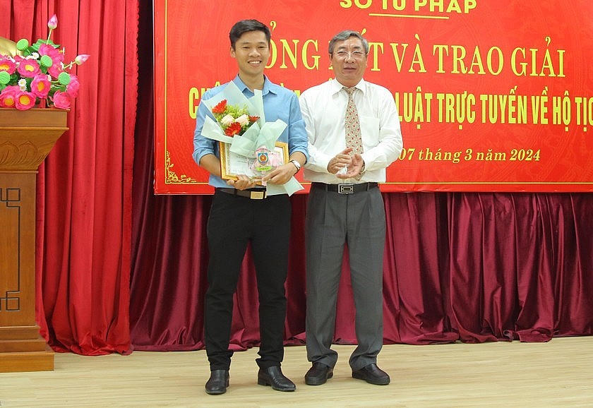 Ông Lê Văn Toàn trao giải Nhất cho thí sinh Chung Nguyễn Thành Nhân.