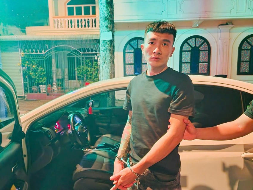 Đối tượng Nguyễn Đăng Thi và xe ô tô chở ma túy.